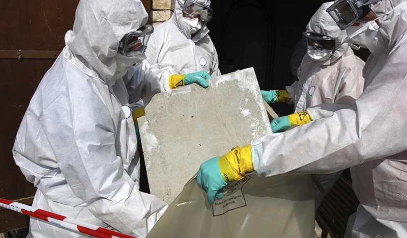 Professionals removing materials containing asbestos (via Thinkstock).